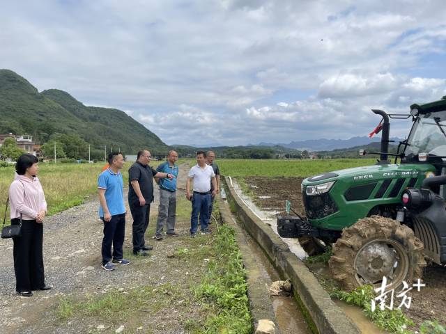到田間查看耕地機(jī)工作情況。