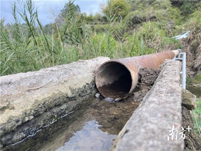連接兩岸的跨河水渠。
