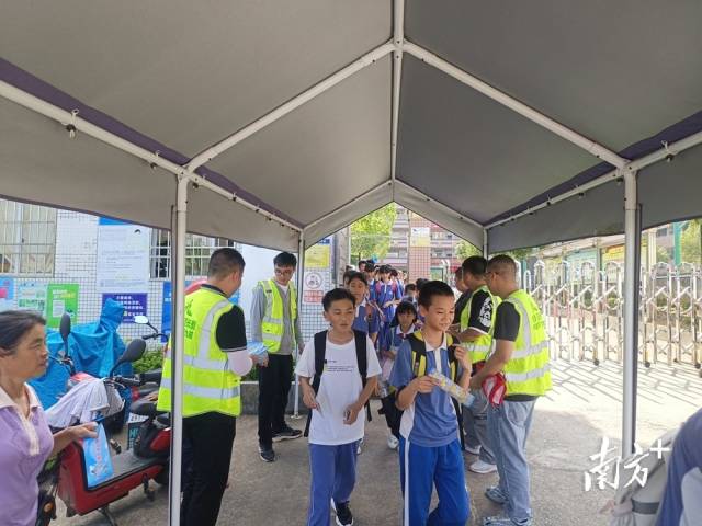 給同學們派發(fā)防溺水宣傳頁。