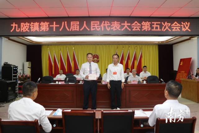 黃成志（右）向鄭劍鋒（左）頒發(fā)證書(shū)。