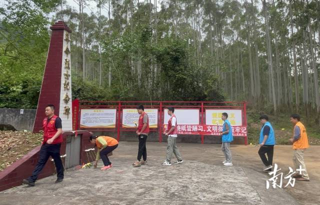 敬獻(xiàn)鮮花。