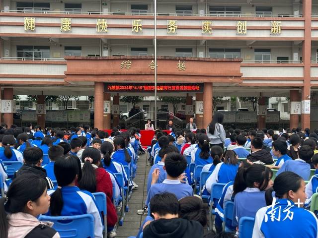 進(jìn)校園宣講。