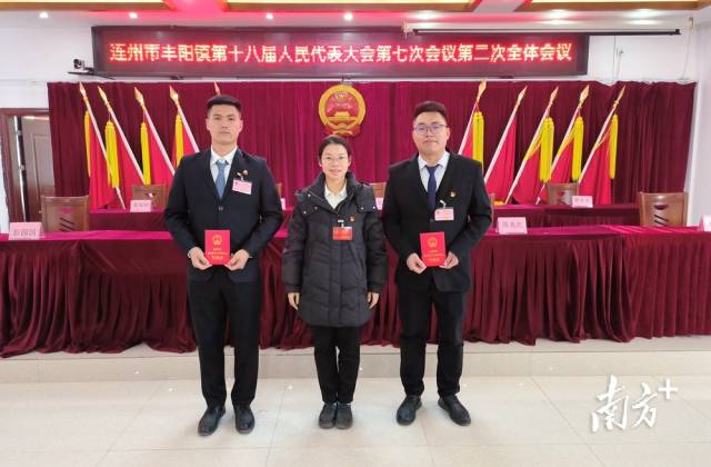 陳穎航為沈偉雄（右一）、陳益（左一）頒發(fā)當(dāng)選證書。