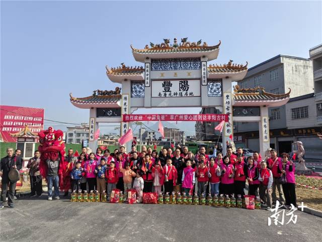 自2016年起，“中國(guó)兔爸”程敏在元旦當(dāng)日都會(huì)雷打不動(dòng)帶領(lǐng)廣州的親子家庭踏上前往連州的愛(ài)心之旅。