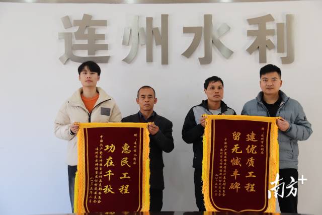 市水利局收到龍坪鎮(zhèn)黃芒村、墾區(qū)村村支書(shū)一行代表村組贈(zèng)送的兩面錦旗。