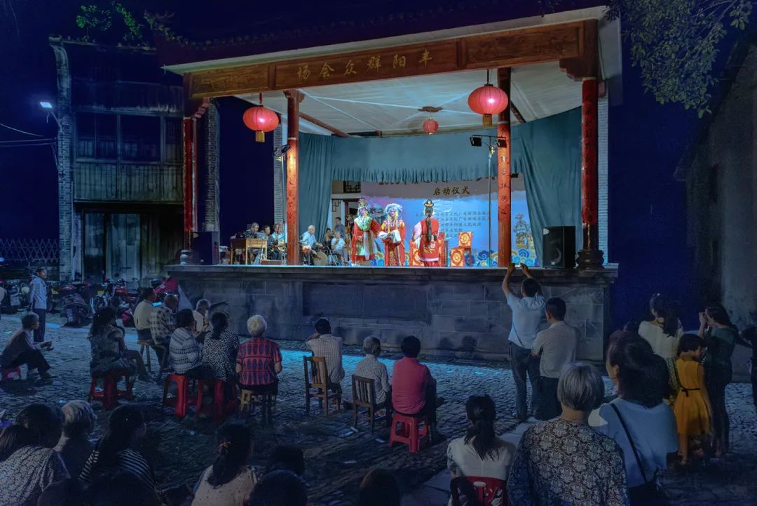 《熱鬧的“村晚”》.jpg