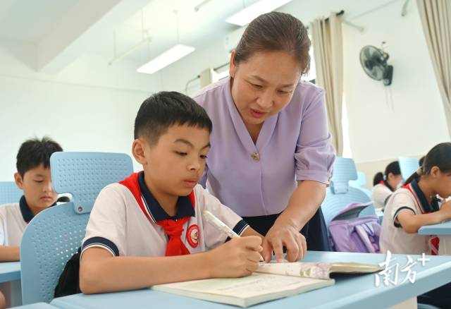 連州深化“縣管校聘”管理改革與“新強(qiáng)師工程”，促進(jìn)教師隊伍專業(yè)化發(fā)展。黃津 攝