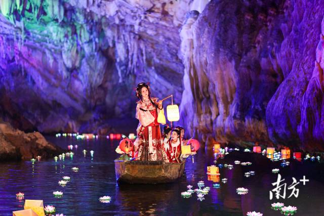 連州連續(xù)5年入選全國縣域旅游發(fā)展?jié)摿Π偌芽h，圖為連州地下河景區(qū)。