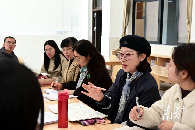 中山大學(xué)生命科學(xué)學(xué)院碩士、廣州第六中學(xué)生物高級(jí)教師劉華正在點(diǎn)評(píng)高一年級(jí)生物課教學(xué)展示。黃瀅 攝