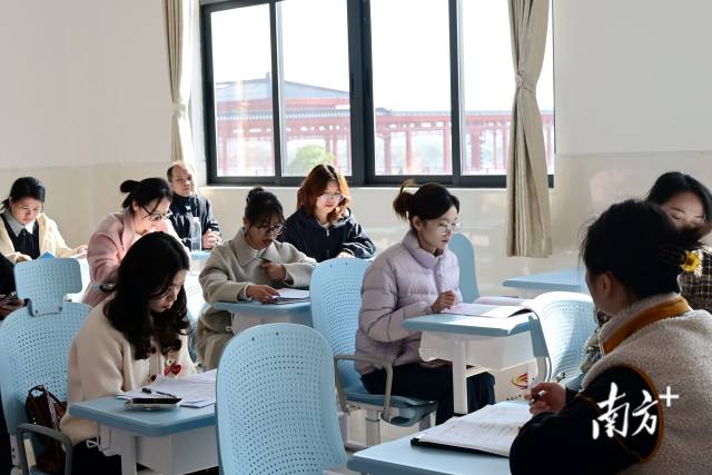 高二語(yǔ)文評(píng)課研討現(xiàn)場(chǎng)。黃瀅 攝