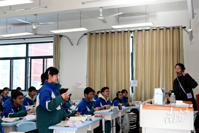 教學(xué)展示上，同學(xué)積極回答授課老師問題。黃瀅 攝