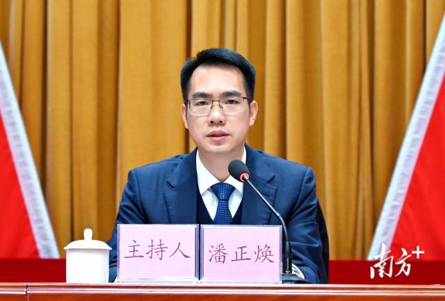 連州市委書記潘正煥代表市委常委會(huì)作報(bào)告。黃瀅 攝