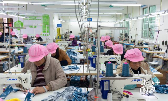 安尼歐服飾項目讓村民實現(xiàn)家門口就業(yè)。