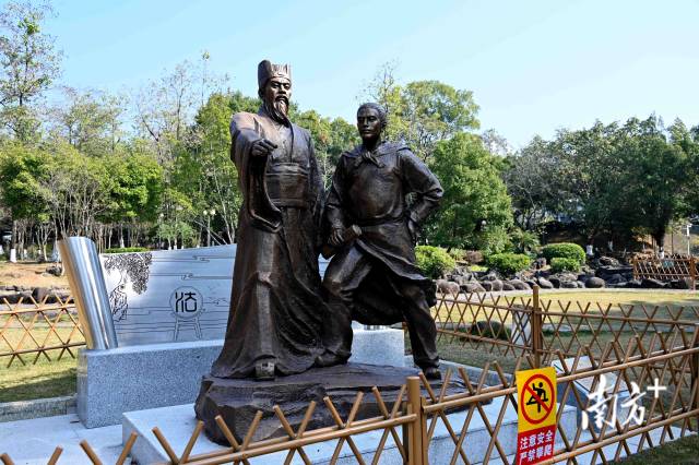 《區(qū)澤拒賞》雕像傳遞“公生明、廉生威”的廉潔理念。黃瀅 攝