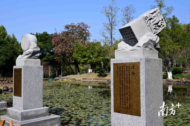 通過象征正義的法器造型與流水意象，詮釋法治公平公正、滋養(yǎng)萬物的本質內涵。黃瀅 攝