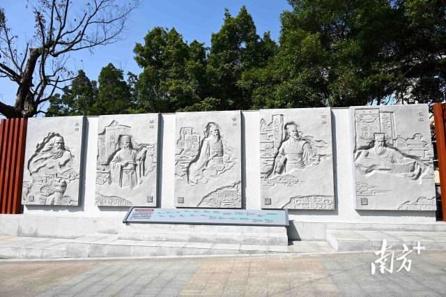 園內《法治起源歷史長卷》浮雕生動勾勒從“蚩尤作刑”“皋陶造律”到現(xiàn)代法治建設的演進歷程。黃瀅 攝