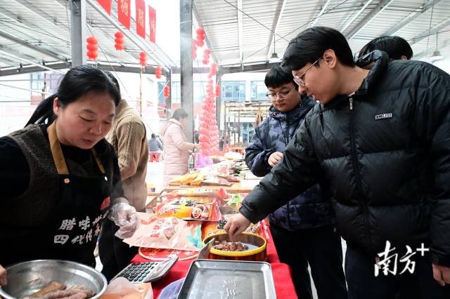 現(xiàn)場(chǎng)可免費(fèi)品嘗臘味。黃瀅 攝