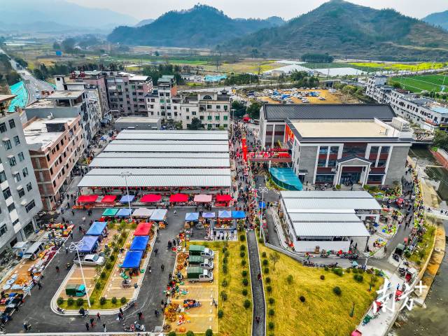 東陂綜合市場投入運(yùn)營。