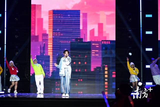 程響獻(xiàn)唱。黃瀅 攝