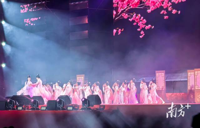 “騏驥迎春?星耀連州”2026連州市迎春晚會(huì)現(xiàn)場(chǎng)。黃津 攝