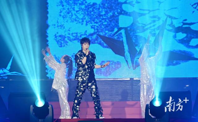 邰正宵攜《心要讓你聽(tīng)見(jiàn)》《千紙鶴》《九百九十九朵玫瑰》《一千零一夜》等經(jīng)典金曲登場(chǎng)。黃津 攝