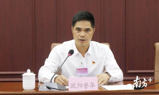 連州市委常委、市紀委書記、市監(jiān)委主任歐陽譽華代表市紀委常委會作工作報告。段燦 攝