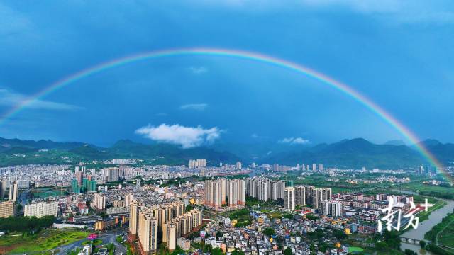 連州鎮(zhèn)確定“一二三五九”工作思路，力爭(zhēng)各項(xiàng)工作走在前列。邵海庭 攝