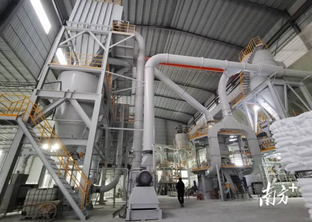 龍坪鎮(zhèn)全力做好新材料工業(yè)園建設(shè)，推動(dòng)非金屬礦加工企業(yè)升級(jí)改造。黃津 攝