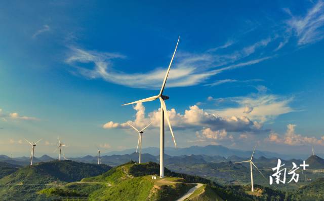 大路邊鎮(zhèn)力爭(zhēng)將風(fēng)電、光伏等新能源產(chǎn)業(yè)打造成經(jīng)濟(jì)發(fā)展新增長極。陳天優(yōu) 攝