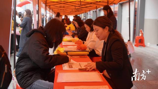 求職者填表遞交資料。