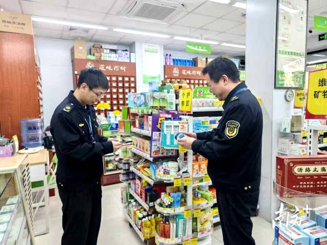 連州市市場監(jiān)督管理局日常開展檢查工作。連州市監(jiān)局 供圖