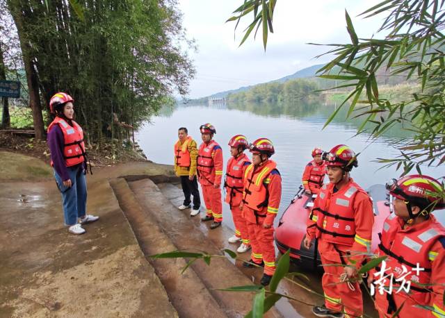 開展防汛應(yīng)急拉練。