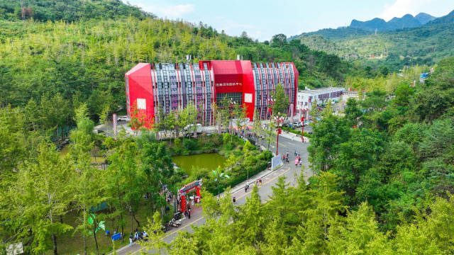 萬(wàn)山朝王國(guó)家石漠公園。梁敏 攝