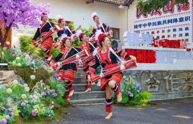 瑤族長(zhǎng)鼓舞。吳彥 攝