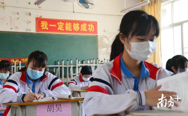 4月27日，連州第一批返校的初三、高三學生已經返校。記者黃津 攝